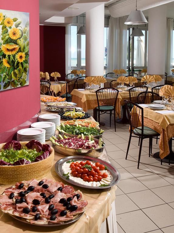 Hotel Nuovo Diana Сенигалия Екстериор снимка