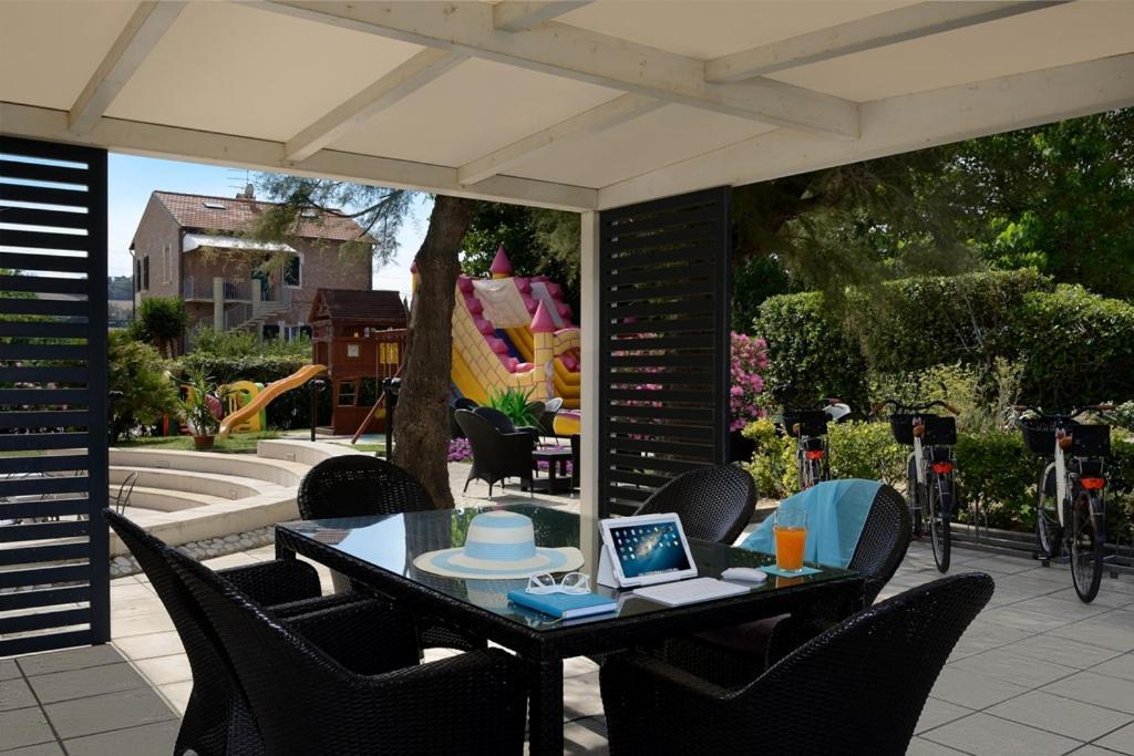 Hotel Nuovo Diana Сенигалия Екстериор снимка