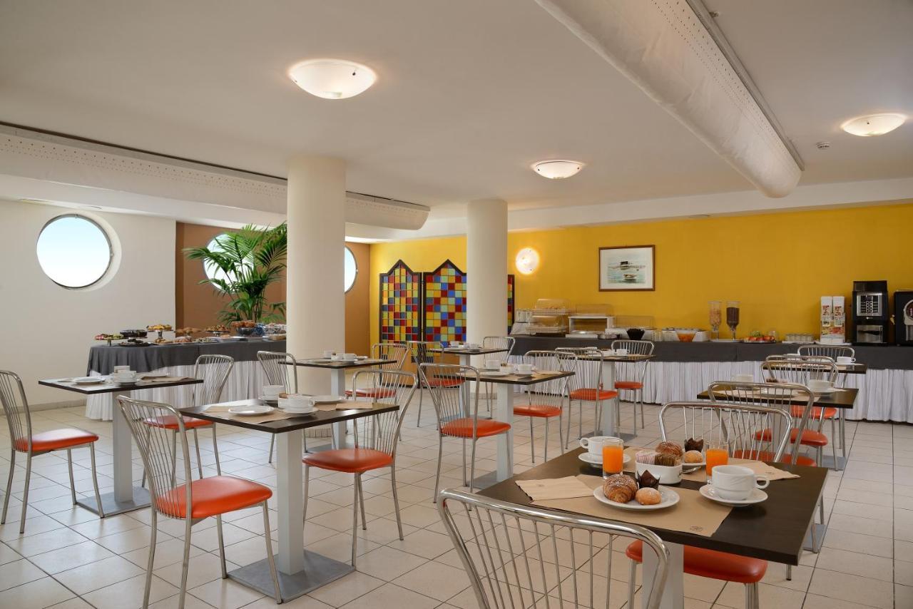 Hotel Nuovo Diana Сенигалия Екстериор снимка