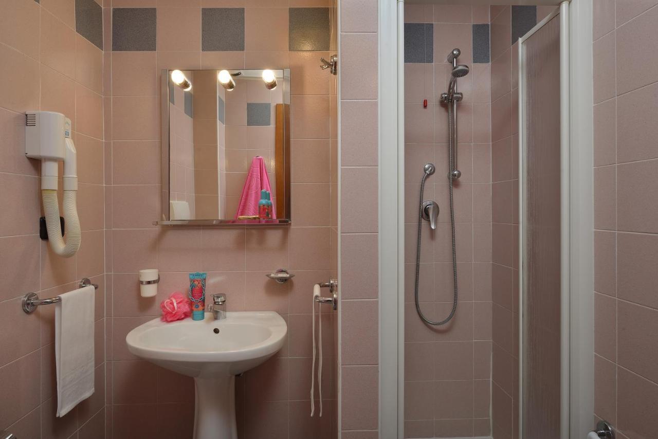 Hotel Nuovo Diana Сенигалия Екстериор снимка