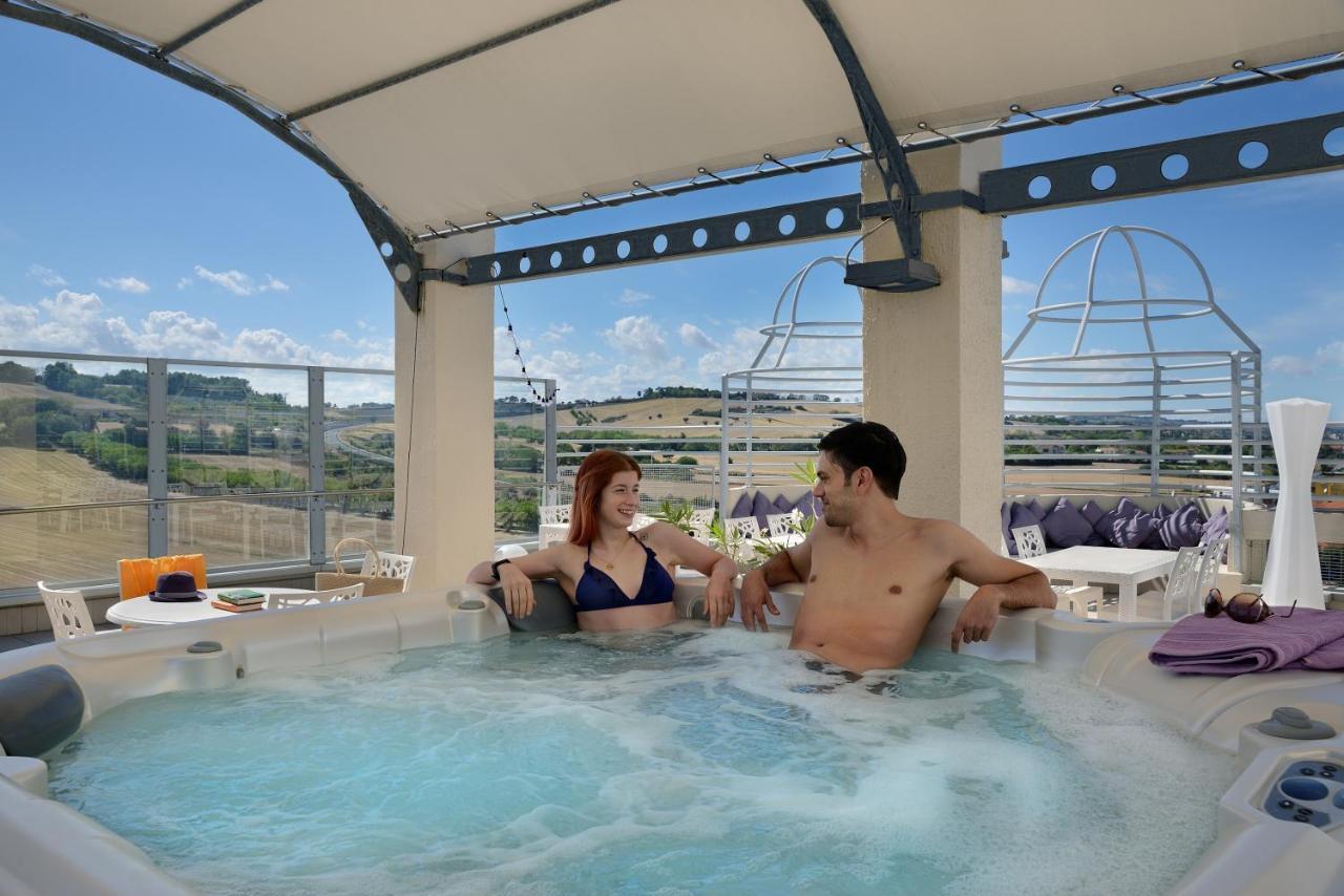 Hotel Nuovo Diana Сенигалия Екстериор снимка