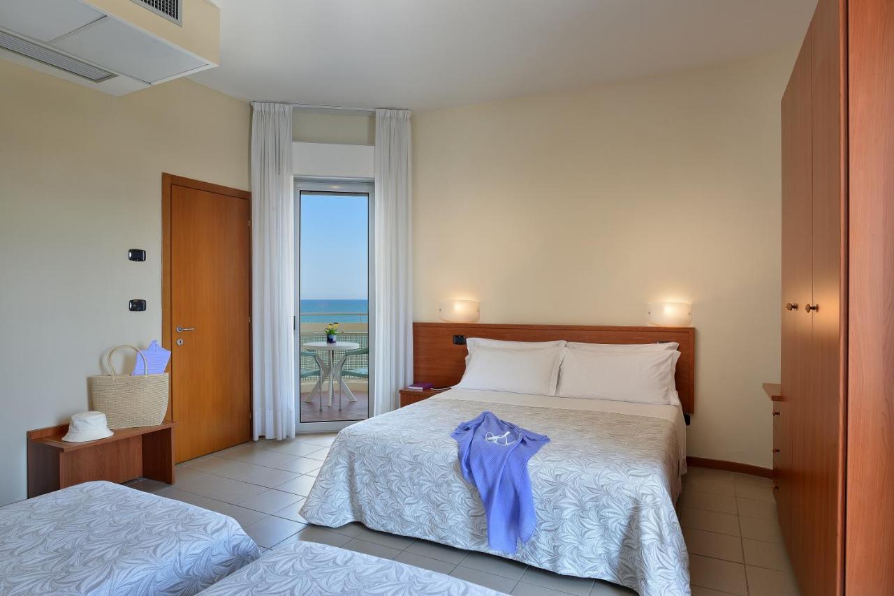 Hotel Nuovo Diana Сенигалия Екстериор снимка