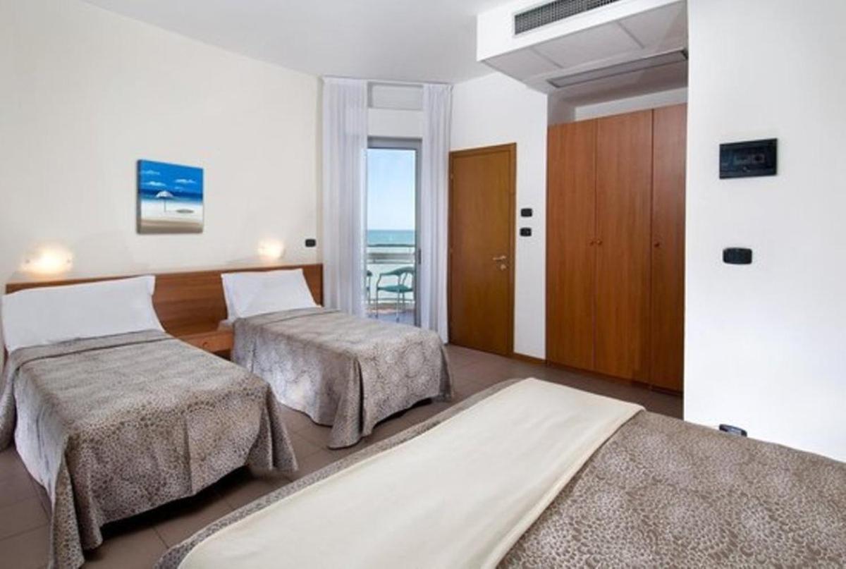 Hotel Nuovo Diana Сенигалия Екстериор снимка